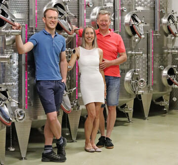 Sandro, Anja und Georg Merkle fhren das Weingut mit gemeinsamer Handschrift. 