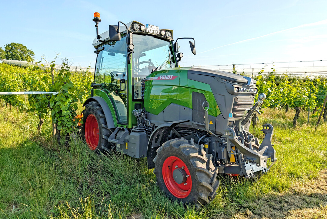 Der Fendt e107 V Vario ist der erste vollelektrische Schmalspurtraktor des Herstellers.