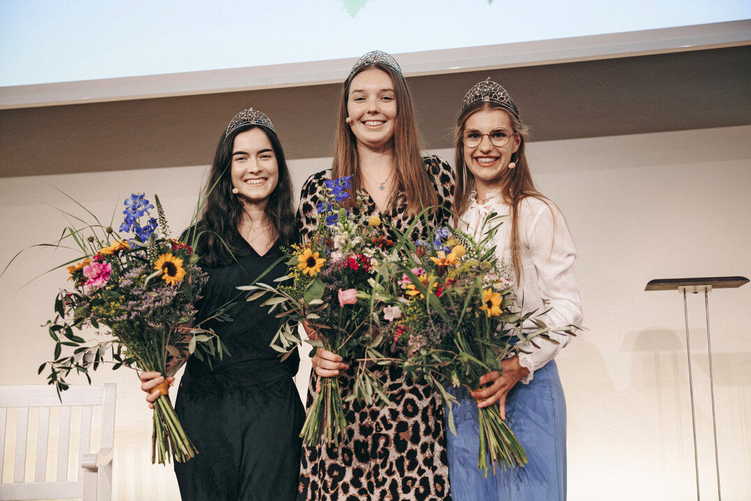 Die badischen Weinhoheiten 2025: Laura Mnscher (links), Tina Glur (Mitte) und Hannah Spraul (rechts).