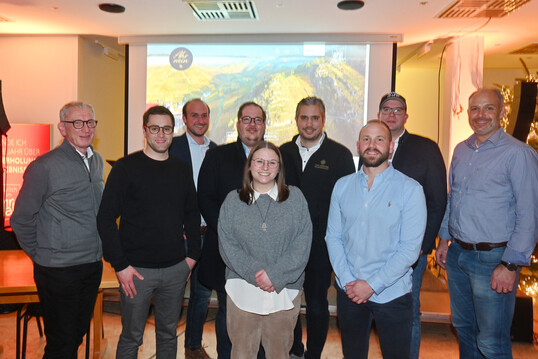 Bei der Mitgliederversammlung des Ahrwein e.V. (v.l.): Brgermeister Guido Orthen, Niklas Krtgen, Philip Nelles, Mirco Burkardt, Lea Kreuzberg, Vivien Greber, der neue Vorsitzende Lukas Sermann, Peter Kriechel und Thorsten Pollig.