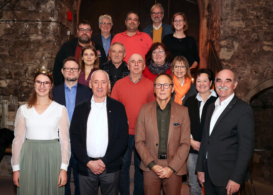 Ehrungen für den Einsatz in der Weinwirtschaft. In der ersten Reihe (v. l.): Emmi Wendemuth (Fränkische Weinprinzessin), Michael Göpfert (Träger Silberner Bocksbeutel), Hermann Mengler (Träger Goldener Bocksbeutel) und Weinbaupräsident Artur Steinmann.