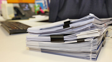 Gehren solche Papierstapel bei der Abrechnung bald der Vergangenheit an? In diesem Jahr tritt die E-Rechnung stufenweise in Kraft.