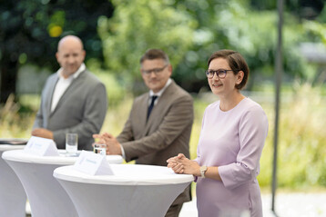 konomin mit Winzerstammbaum: Christine Mller wurde von der hessischen Landesregierung an die Spitze der Staatsweingter Kloster Eberbach berufen. Ihr zur Seite stehen Hessens Ministerprsident Boris Rhein (Mitte) und Weinbauminister Ingmar Jung.