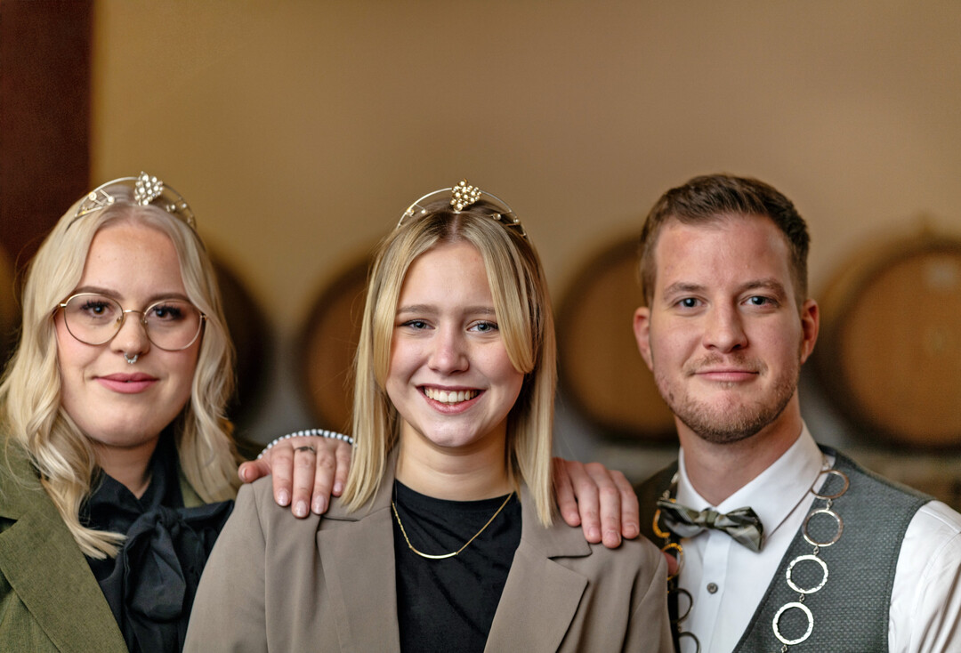 Die amtierenden Weinhoheiten: Weinprinzessin Ines Pfeiffer (links), Weinknigin Kim Weiflog (Mitte), Weinprinz Moritz Ocker (rechts)