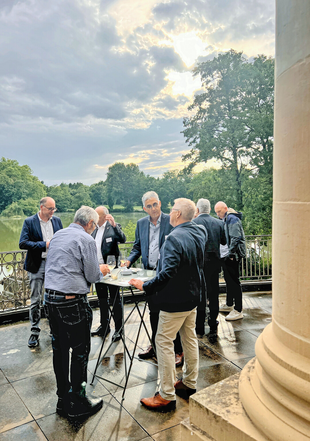 Trotz Sommerlaune bisweilen nachdenklich: Geburtstagsgste auf der Schlossterrasse.
