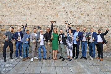 Die Vertreter der siegreichen Weingüter und Winzergenossenschaften von Best of Franken: Weingut Geiger & Söhne, Weingut Pastoriushaus, Weingut Rainer Sauer, Weingut Kremer, Weingut Rothe, Weingut Waldemar Braun, Fränkische Weinkönigin Antonia Kraiß, Weingut Bürgerspital Würzburg, Weingut Hans Wirsching, Weingut Roland Staudt, Weingut am Ölspiel, Weingut Popp und Ralf Schwarz vom Bezirk Unterfranken (von links nach rechts).