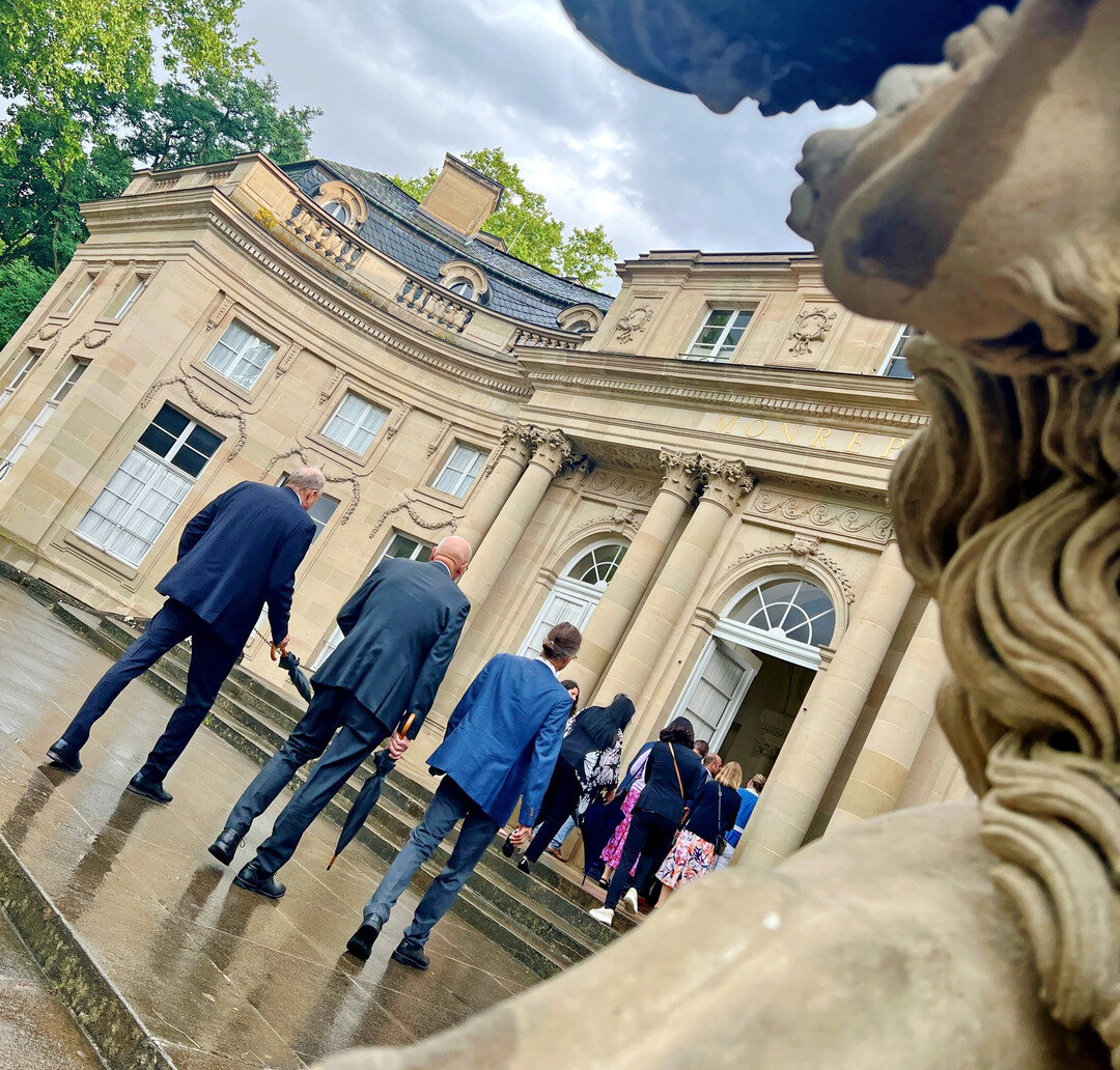 Geburtstagsempfang im Schloss Monrepos. Der Jubilar: Wrttembergs Weinbauverband  den kurzen Spaziergang vom Schlosshotel schafften die Gste weitgehend trockenen Fues.