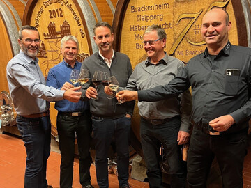 Im Weinkeller (v. l.): Jrgen Conz (Vorstandsvorsitzender), Bernd Dbler (stellvertretender Aufsichtsratsvorsitzender), Dr. Bernd Kost (Geschftsfhrender Vorstand), Martin Weiberle (Aufsichtsratsvorsitzender) und Frank Braun (stellvertretender Vorstand)