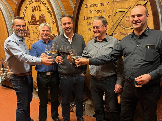 Im Weinkeller (v. l.): Jrgen Conz (Vorstandsvorsitzender), Bernd Dbler (stellvertretender Aufsichtsratsvorsitzender), Dr. Bernd Kost (Geschftsfhrender Vorstand), Martin Weiberle (Aufsichtsratsvorsitzender) und Frank Braun (stellvertretender Vorstand)