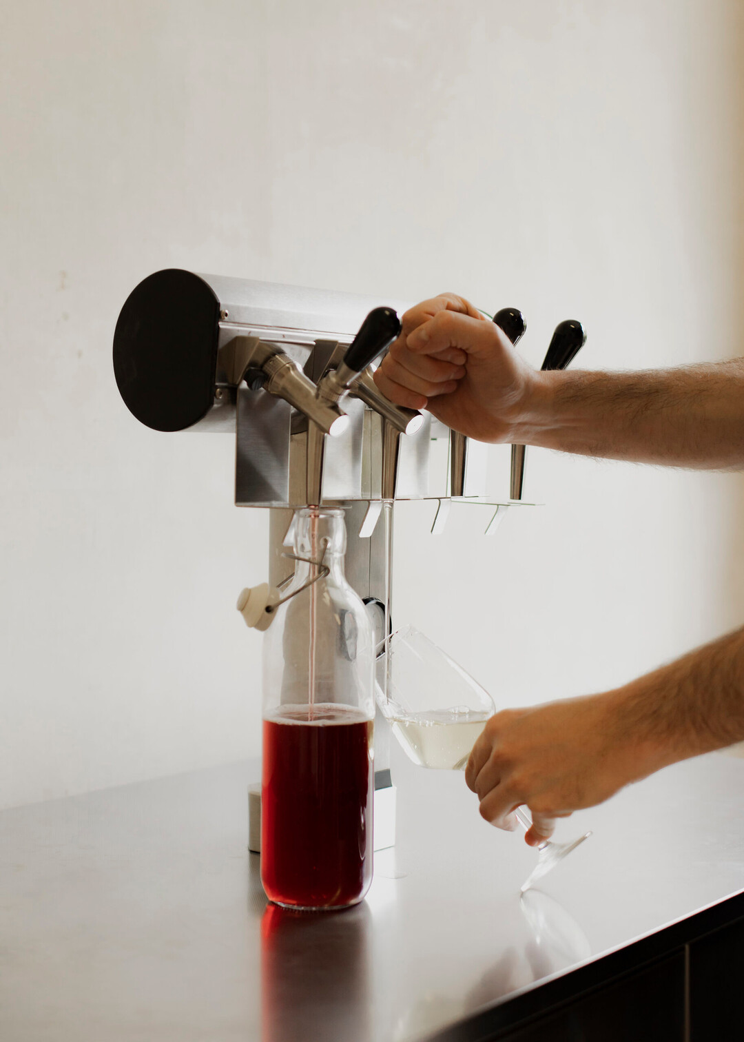 Kegs  das sind groe, wiederverwendbare Fsser aus Edelstahl. Sie knnen an vorhandene Anlagen angeschlossen und hnlich wie Bier gezapft werden. 