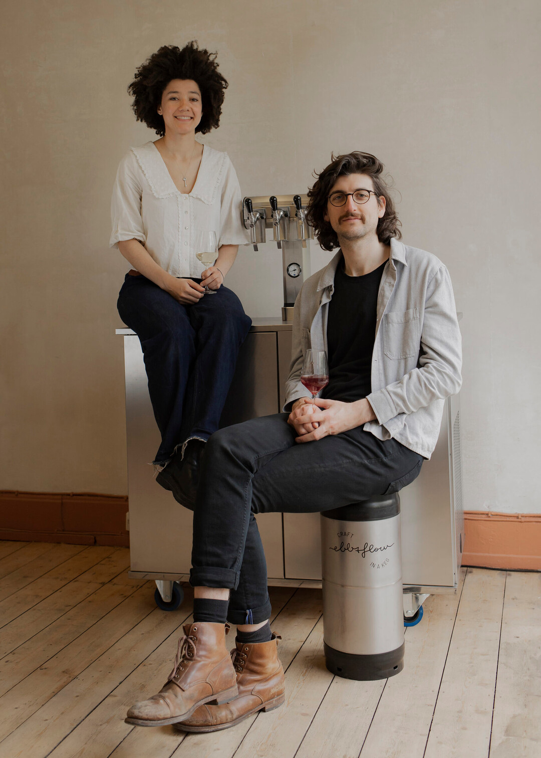 Wein zapfen statt Wein in Einwegflaschen: Deandra Anderson und Philipp Neveling vom Startup Ebb & Flow Keg entwickeln mit DBU-Frderung ein Mehrwegsystem auf Basis von wiederverwendbaren Edelstahlfsser, sogenannten Kegs.