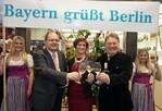 Der bayerische Landwirtschaftsminister Helmut Brunner (r.) ließ sich zusammen mit Bundesagrarminister Christian Schmidt und der Fränkischen Weinkönigin Christin Ungemach bei der Eröffnung des Bayerntags auf der Internationalen Grünen Woche in Berlin ein Glas Silvaner schmecken