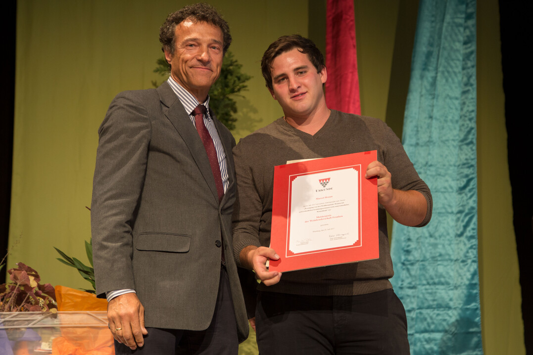 Marcel Braun aus Nordheim hat mit seinem Arbeitsprojekt berzeugt und erhlt als erster Gewinner berhaupt den Preis der Weinbruderschaft Franken. berreicht wurde die Auszeichnung von Peter Schwappach. 