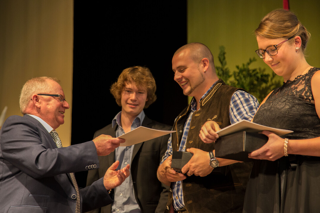 Tim Schuster (links) erhielt den Sonderpreis des VEV, der das besonders hohe soziale Engagement wrdigte.