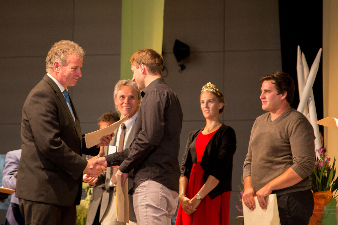 Ministerialrat Dr. Michael Karrer, berreichte den Meisterpreis Winzermeister an Tobias Braun aus Nordheim. Zu den Gratulanten zhlte auch die Frnkische Weinknigin Silena Werner.
