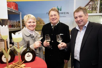 Landwirtschaftsminister Helmut Brunner schaute bei seinem Messerundgang am Gemeinschaftsstand der GWF vorbei und probierte mit Barbara und Manfred Baumann vom gleichnamigen Weingut in Handthal (Lkr. Schweinfurt) den 2013er Weiburgunder.