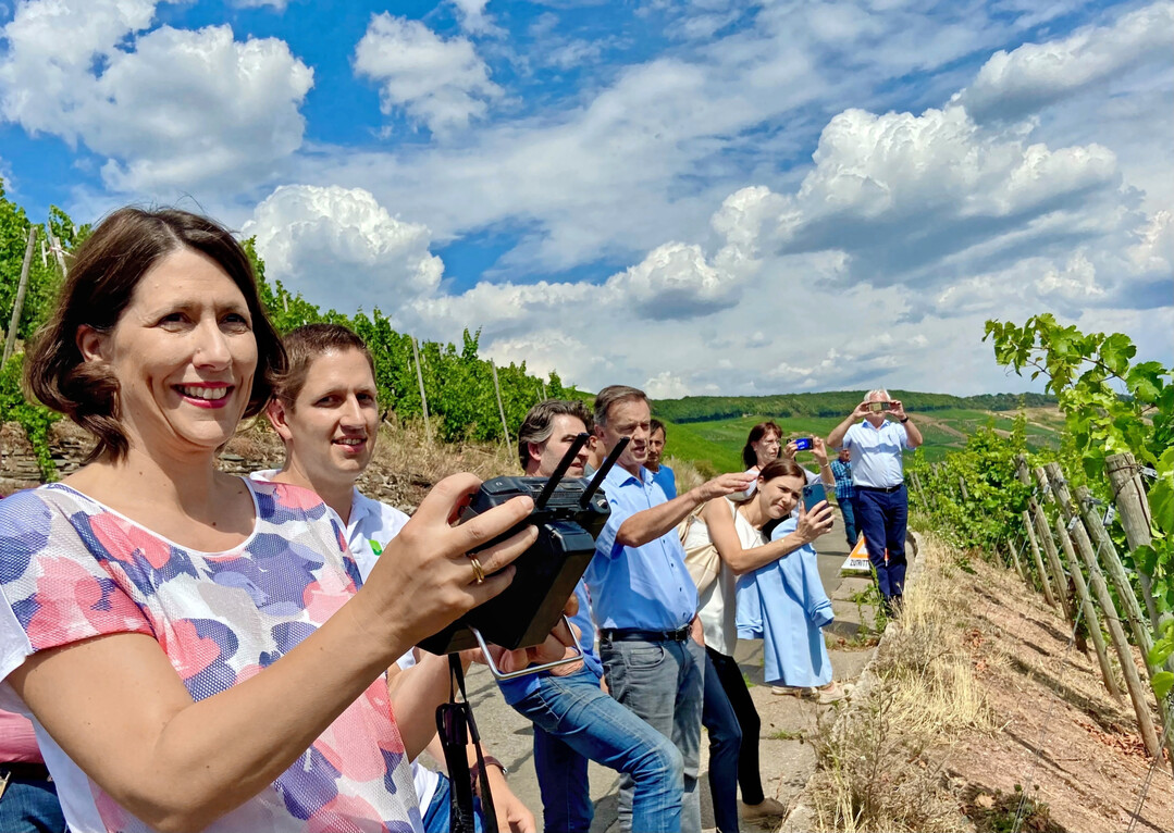 RLP-Ministerin Daniela Schmitt als Drohnenpilotin im Weinberg. Fr mehr Bewegung in der Branche will sie KI-gesttzten Rebschnitt, Laser-Viticulture, digitale Pflanzenschutzsysteme und Drohnentechnologien fr den Steillagenweinbau frdern.