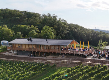Der neue Weinausschank Christophsblick auf dem Michaelsberg in Cleebronn (Wrttemberg) hat das ganze Jahr hindurch geffnet.