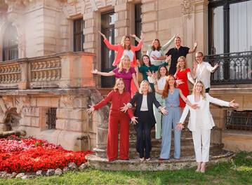 Die Kandidatinnen und Kandidaten fr die Wahl der 77. Deutschen Weinmajestt: Reihe hinten (von links): Antonia Krai (Franken), Annabell Stodden (Ahr), Levin McKenzie (Rheinhessen) 2.Reihe v. hinten (v.l.n.r.): Emma Meinhardt (Saale-Unstrut), Katja Simon (Hessische Bergstrae), Lucia Winterhalter (Baden), Anna Zenz (Mosel), Felix Grn (Mittelrhein) Reihe vorn (v.l.n.r.): Denise Stripf (Pfalz), Kim Weiflog (Wrttemberg), Zo Keller de Almeida Soliz (Nahe), Lena Orth (Rheingau)