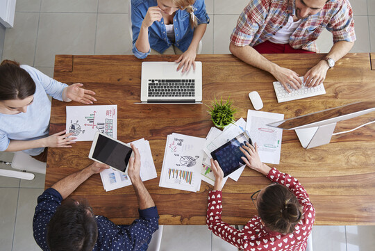 Alles selbst fotografieren, hochladen, planen, Strategien ausarbeiten? Oder doch in professionelle Hnde einer Agentur abgeben? Beides hat seine Vor- und Nachteile, die individuell abgewogen werden sollten. 