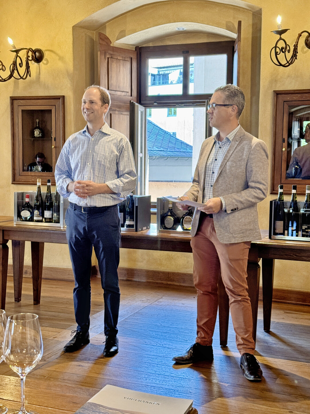 Martin Schmitt vom Weingut Schmitts Kinder (links) und Joachim Brand vom Weingut Juliusspital zeigten sich bei der Begrung der Fachbesucher mit den prsentierten GGs uerst zufrieden.
