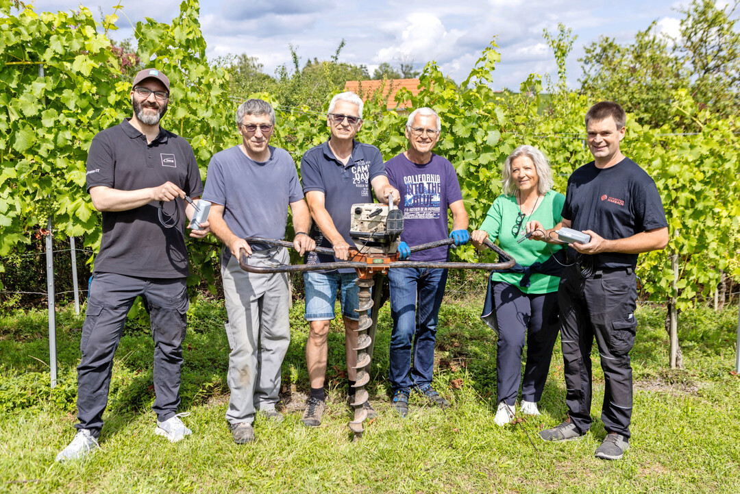 Die Teilnehmer des Pilotprojekts: Sascha Woldrich (Stadtwerke Ludwigsburg-Kornwestheim), Klaus Breitenbücher, Uli Köpf, Andreas Köpf, Jolanta Gatzanis (Innovationsnetzwerk der Stadt Ludwigsburg), Versuchswinzer Matthias Hammer (von links)