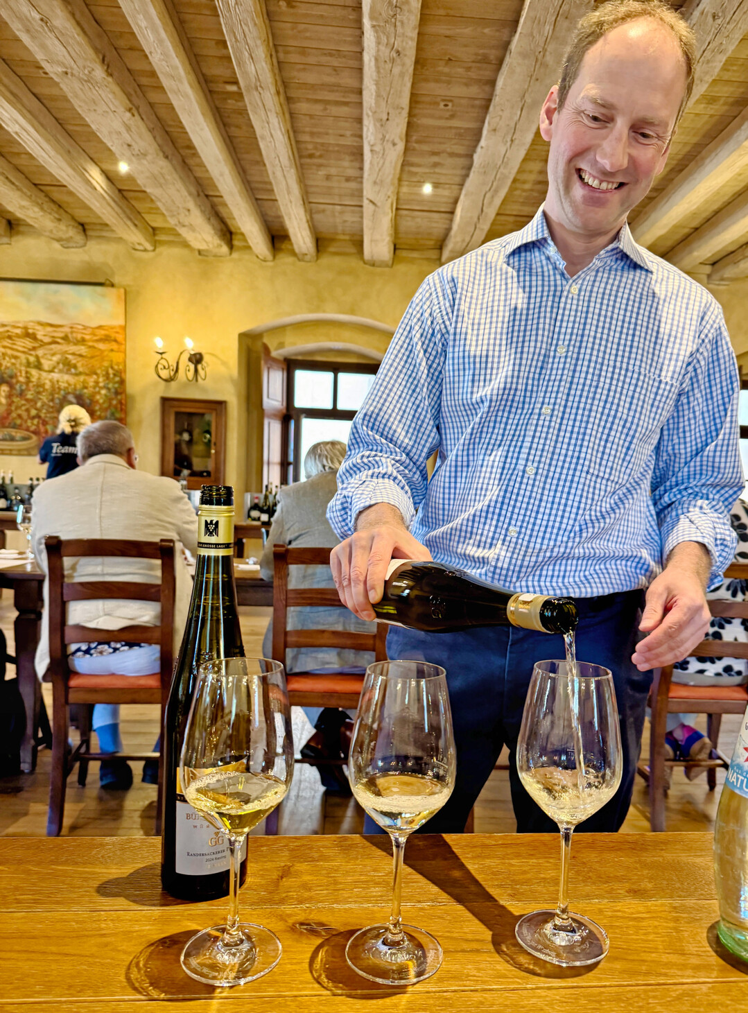 Weine der Rebsorten Silvaner, Riesling, Weiburgunder und Sptburgunder waren angestellt. Hier schenkt Martin Schmitt fr die Verkostung ein.