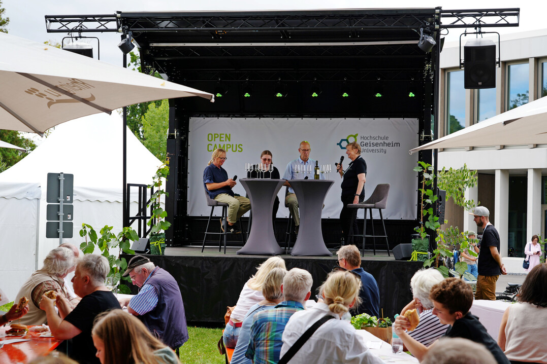 Live-Verkostung der Weine des Hochschulweinguts mit Freiwilligen aus dem Publikum.