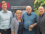 Marianne Grohme, die an der LWG für die Rebenpflanzgutanerkennung in Bayern zuständig ist, begleitete Franz Schwarz in den letzten Jahrzenten bei zahlreichen Selektionsbegehungen in Weinbergen und Rebschulen. Überreicht wurde die symbolische „Goldene Pfropfrebe“ von LWG-Präsident Dr. Hermann Kolesch (re.) und Harald Märtel, Leiter Fachzentrum Recht und Service (li.).