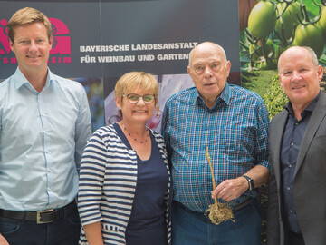Marianne Grohme, die an der LWG fr die Rebenpflanzgutanerkennung in Bayern zustndig ist, begleitete Franz Schwarz in den letzten Jahrzenten bei zahlreichen Selektionsbegehungen in Weinbergen und Rebschulen. berreicht wurde die symbolische Goldene Pfropfrebe von LWG-Prsident Dr. Hermann Kolesch (re.) und Harald Mrtel, Leiter Fachzentrum Recht und Service (li.).