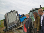 Die Bayerische Landwirtschaftsministerin Michaela Kaniber sowie MdL Manfred Ländner (li.) und MdL Oliver Jörg (re.) waren überrascht, mit welcher Geschwindigkeit und Präzision die Traubenernte auch bei „hochprozentigen“ Steigungen gelingt.