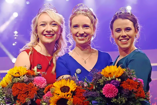 Das frisch gekrte Majesttentrio mit der Deutschen Weinprinzessin Emma Meinhardt (links), der Deutschen Weinknigin Anna Zenz (Mitte) und der Deutschen Weinprinzessin Katja Simon (rechts).