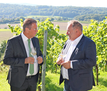 Trommeln fr Wrttembergs Herknfte: Die Qualitt stimmt, am Image heimischer Weine lsst sich noch schrauben. In diesem Punkt sind sich Baden-Wrttembergs Landwirtschaftsminister Peter Hauk (links) und Dietrich Rembold, Prsident des Weinbauverbands Wrttemberg, einig.