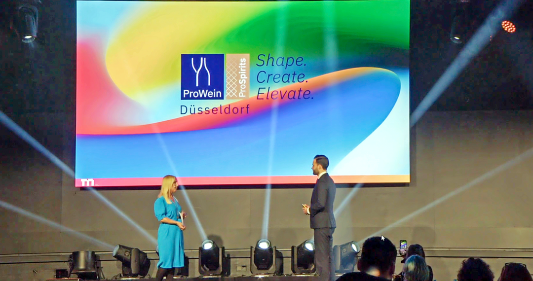 Reichlich Spektakel bot die live bertragene Bhnenshow: Fr ein moderneres Image setzt die ProWein auf viel Farbe und Emotion.