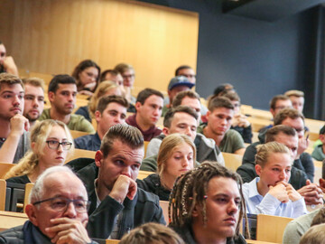 Die Schulbank drcken: Fr 77 Nachwuchs-Fhrungskrfte aus Bayern, Baden-Wrttemberg, Hessen, Rheinland-Pfalz, Nordrhein-Westfalen, Thringen aber auch der Schweiz und Italien luten nun wieder die Schulglocken.