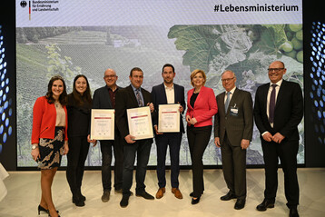Bundesministerin Julia Klckner mit den Preistrgern des Wettbewerbs "Bester Regentwein-Erzeuger".