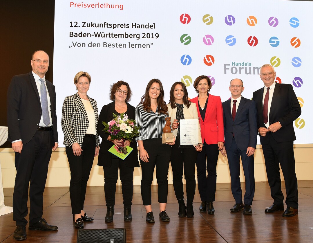 Anna-Lisa und Mona Wenzler von Wein-Moment dürfen sich über den Zukunftspreis Handel 2019 freuen.