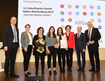 Anna-Lisa und Mona Wenzler von Wein-Moment drfen sich ber den Zukunftspreis Handel 2019 freuen.