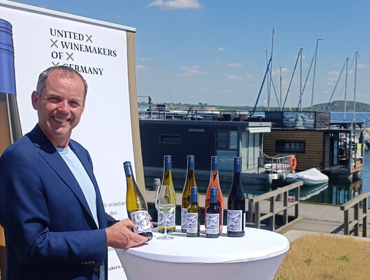 Hans Albrecht Zieger bei der Prsentation der Exportlinie "Fernweh" im Frhjahr 2023. Dazu wurde die "United Winemakers of Germany est. 2019 GmbH" von drei deutsche Winzergenossenschaften gegrndet, um knftig die Exportaktivitten professionell zu bndeln.