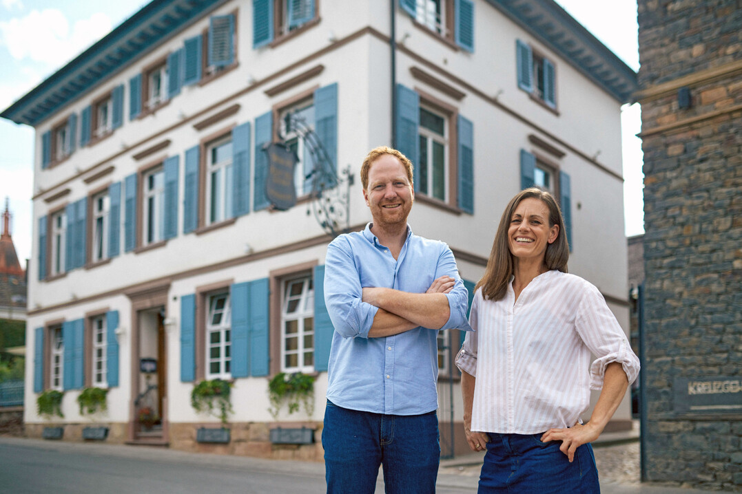 Georg und Julia Rumpf vor ihrem Weingut in Mnster-Sarmsheim. 