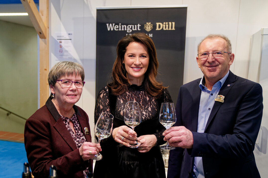Auf der Grnen Woche in Berlin (v.l.): Ruth Dll (Weingut Dll), Michaela Kaniber (Landwirtschaftsministerin) und Herbert Dll (Weingut Dll).