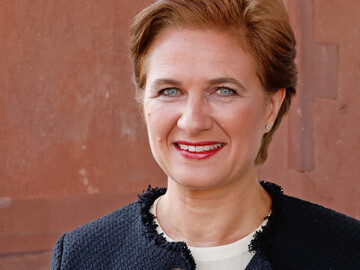 Sie kommt aus der Welt internationaler Marken, fühlt sich heimisch in drei Sprachen, ist trittsicher auf dem roten Teppich: Melanie Broyé-Engelkes hat für Lebensmittel- Kosmetik- und Luxuskonzerne gearbeitet. Jetzt soll sie dem Deutschen Wein ein modernes Image verpassen.