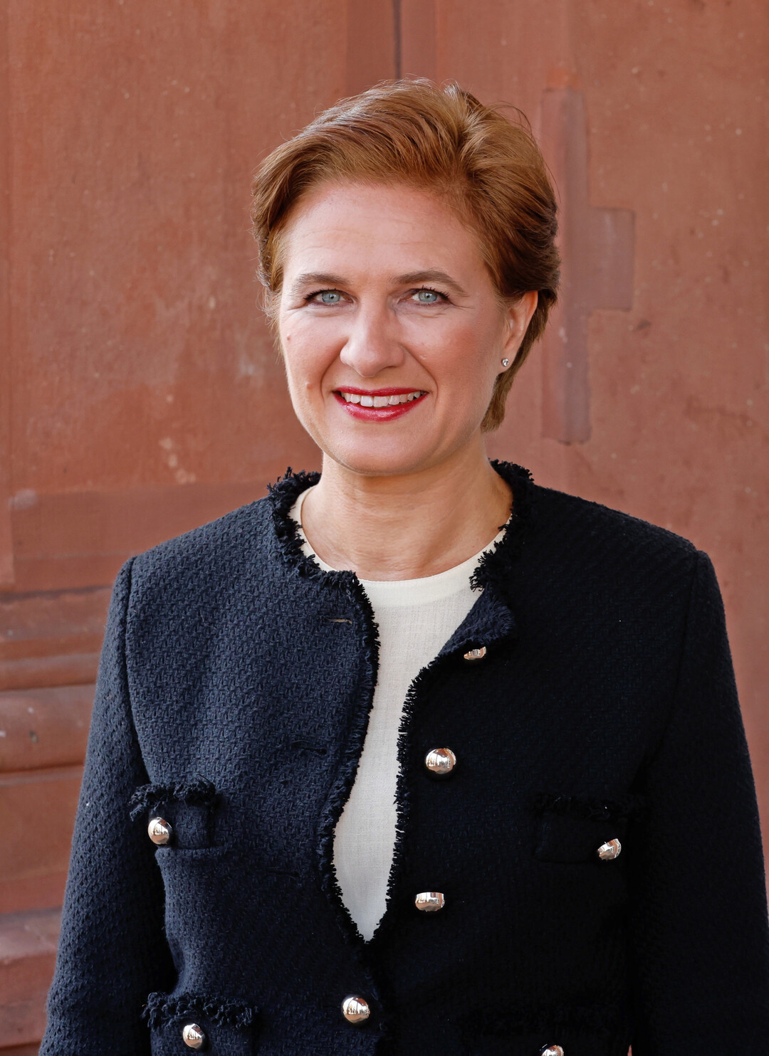 Sie kommt aus der Welt internationaler Marken, fhlt sich heimisch in drei Sprachen, ist trittsicher auf dem roten Teppich: Melanie Broy-Engelkes hat fr Lebensmittel- Kosmetik- und Luxuskonzerne gearbeitet. Jetzt soll sie dem Deutschen Wein ein modernes Image verpassen.