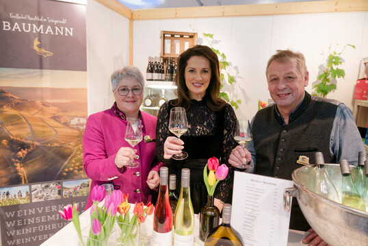 In der Bayernhalle (v.l.): Barbara Baumann (Weingut Forellenhof), Michaela Kaniber (Landwirtschaftsministerin) und Manfred Baumann (Weingut Forellenhof).
