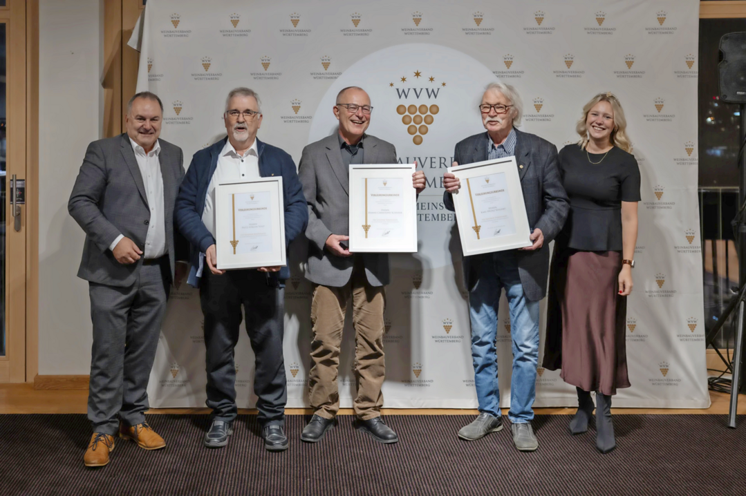 Weinbaupräsident Dietrich Rembold verlieh drei Goldene Ehrennadeln an Fritz-Jürgen Volp, Hanns-Christoph Schiefer und Karlheinz Vollert, hier mit der amtierenden Württemberger Weinkönigin Kim Weißflog.