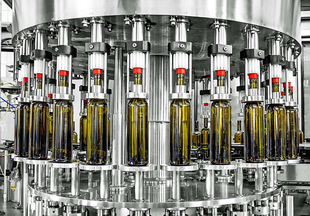 Nachschub sichern: Um die Nachfrage der Kunden nach dem neuen Jahrgang zu bedienen, sollte man rechtzeitig fürs Weihnachtssgeschäft eine erste Charge abfüllen.