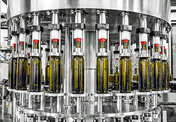 Nachschub sichern: Um die Nachfrage der Kunden nach dem neuen Jahrgang zu bedienen, sollte man rechtzeitig frs Weihnachtssgeschft eine erste Charge abfllen. 