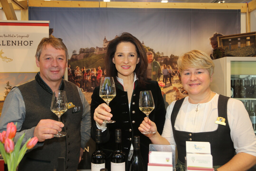 Landwirtschaftsministerin Michaela Kaniber (M.) schaute bei ihrem Messerundgang am Stand der Frankenwein-Botschafter vorbei und probierte den von Barbara und Manfred Baumann vom Weingut Baumann aus Handthal im Landkreis Schweinfurt kredenzten Weiburgunder.