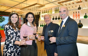Das Foto zeigt Weinknigin Carolin Meyer, Ministerin Michaela Kaniber, LWG-Prsident Hermann Kolesch und Artur Steinmann , Prsident des Frnkischen Weinbauverbands. 