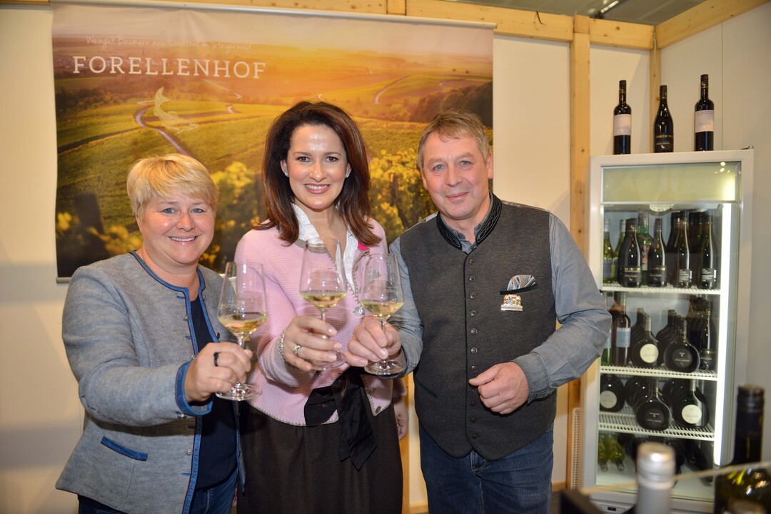  Das Foto zeigt Barbara Baumann, Ministerin Michaela Kaniber und Manfred Baumann vom Handthaler Weingut Forellenhof Baumann.